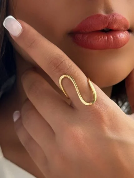 انگشتر طلا مدل خم با طراحی منحنی