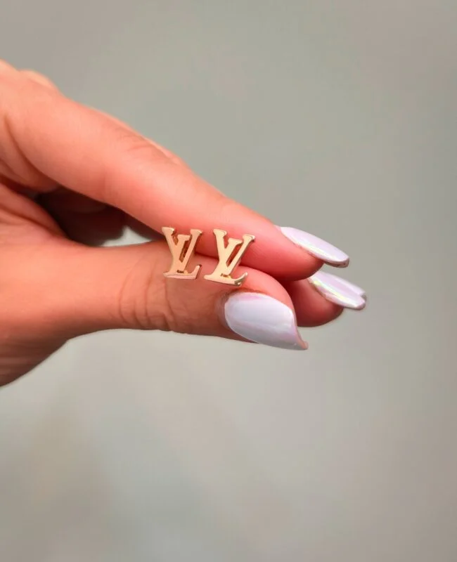 گوشواره طلا طرح LV با طراحی برند و شیک