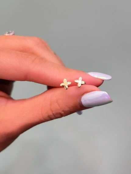 گوشواره طلا طرح گل مدل میخی با پشت پلاستیکی