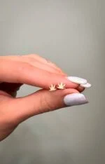 گوشواره طلا طرح برگ مدل میخی با پشت پلاستیکی