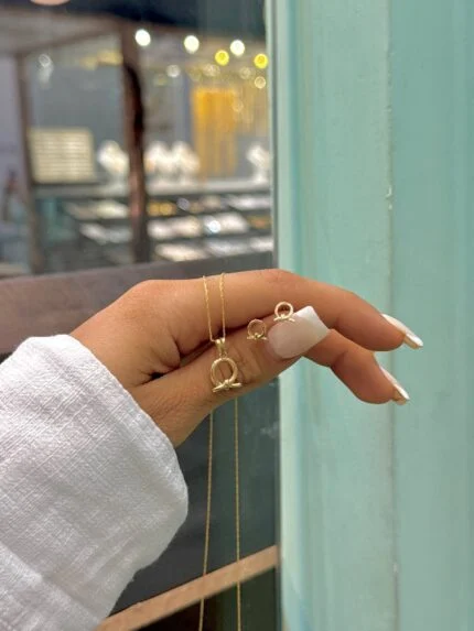 نیم‌ست طلا طرح گره‌ای، نمادی از پیوند و عشق