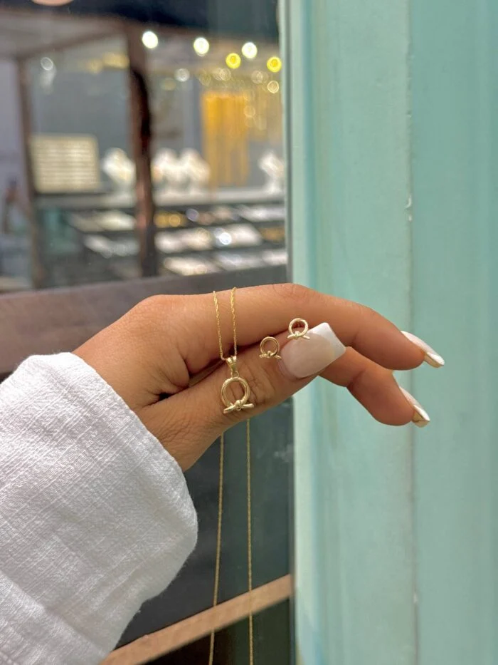 نیم‌ست طلا طرح گره‌ای، نمادی از پیوند و عشق