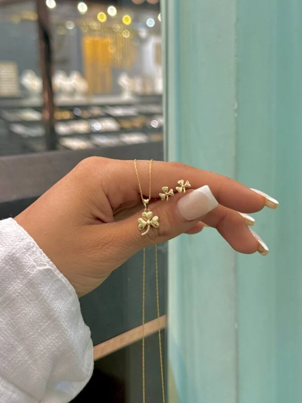 نیم‌ست طلا طرح شبدر زنانه، الهام‌گرفته از نماد خوش‌اقبالی