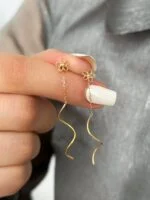 گوشواره طلا طرح گل مدل کرلی با درخشش خاص