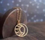 گردنبند طلا پلاک لیزری طرح ماه و خورشید با طراحی خاص