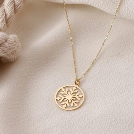گردنبند طلا پلاک لیزری طرح برف دانه با حکاکی دقیق